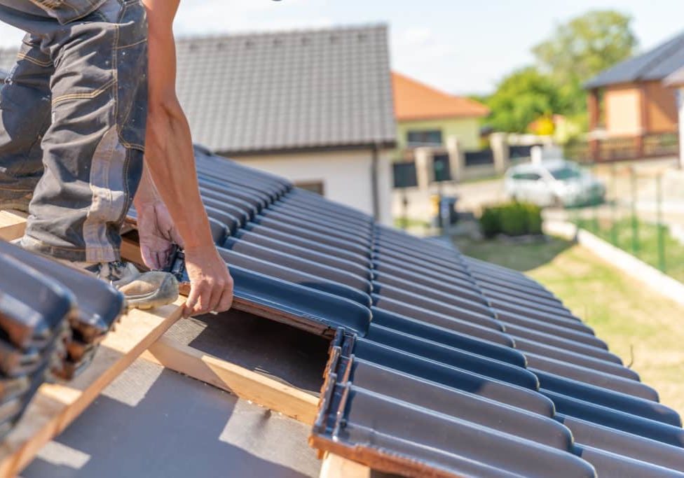 production of roofs from ceramic fired tiles on a family house.